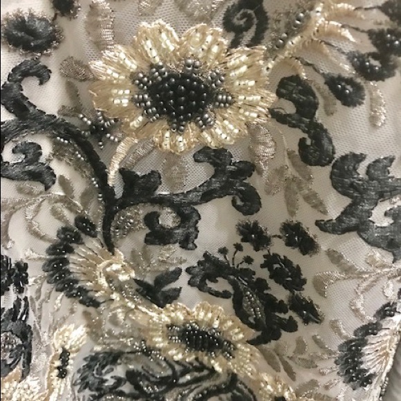 Whit net with black work - Picture 3 of 3